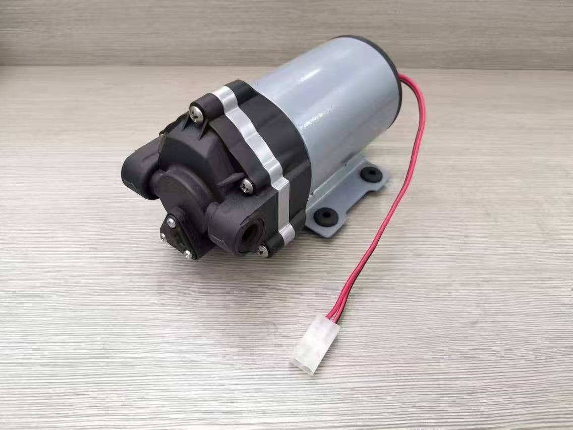 Načítání kontineru Zuanli Ro Booster Pump v dešti