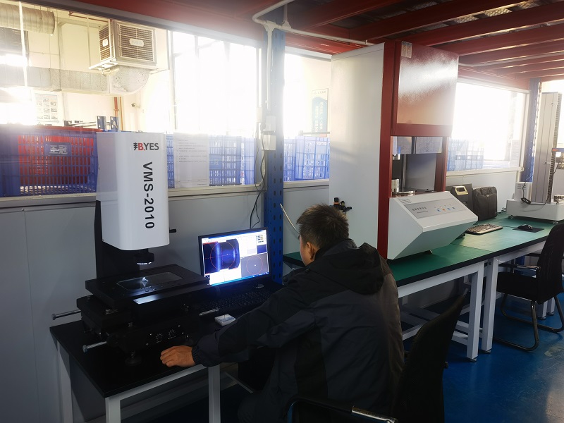 Optické stroje na měření obrazu vybavené přesnými měřicími a řídicími softwarovými systémy nám umožňují vyrábět pryžové díly s přesnějšími rozměry.